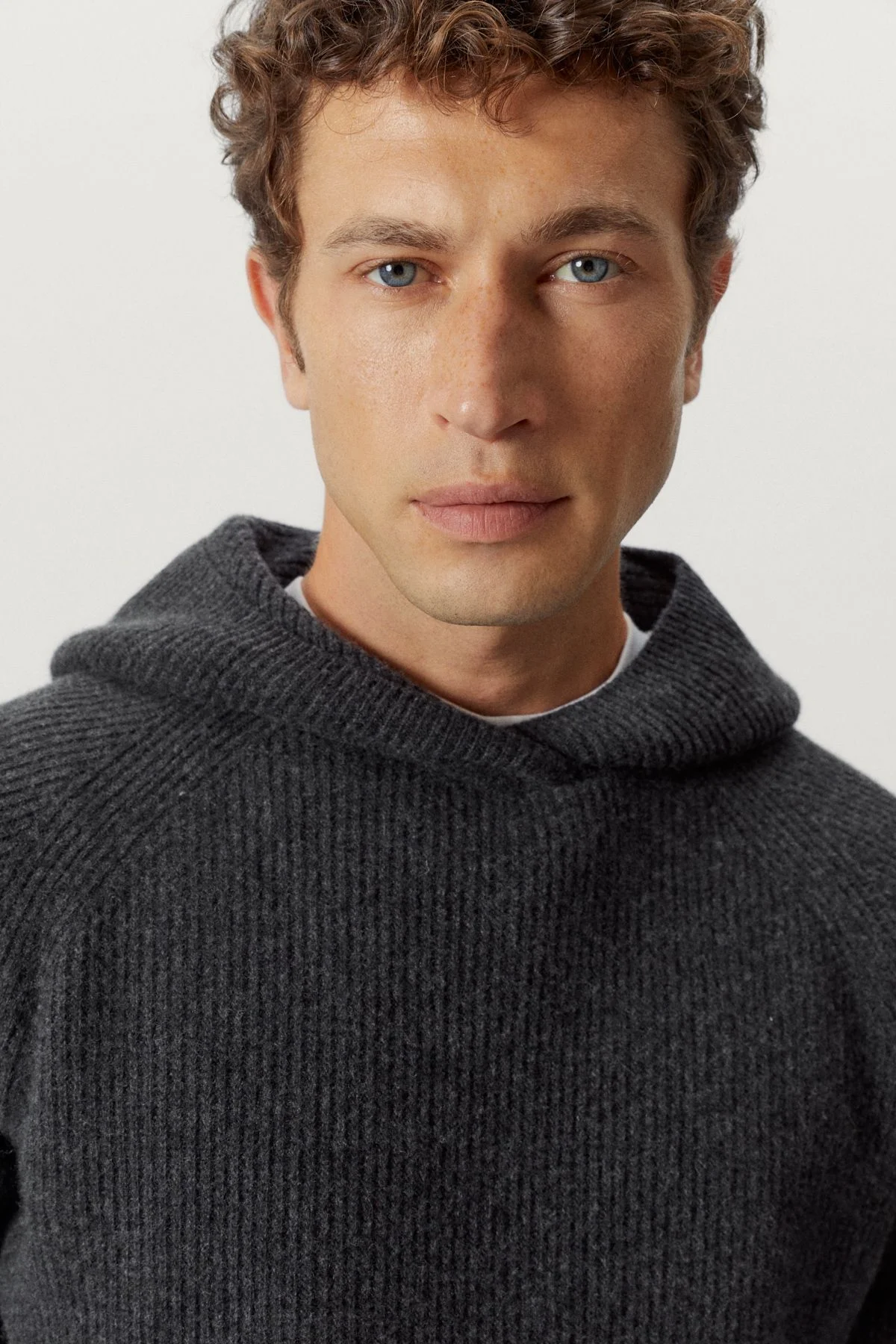 1-victor-gorincioi-main-book.webp
