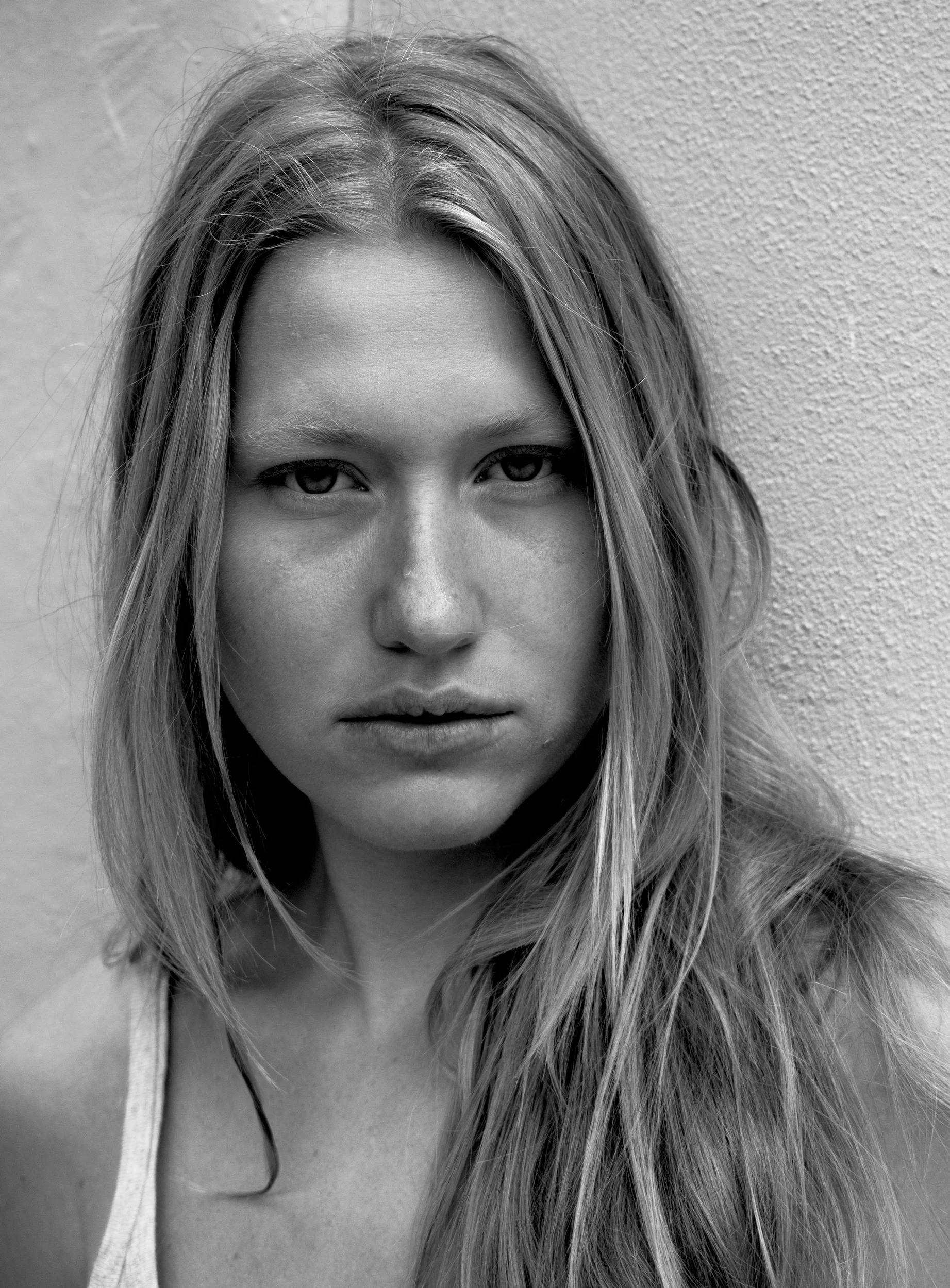 24-laura-leroy-main-book.webp