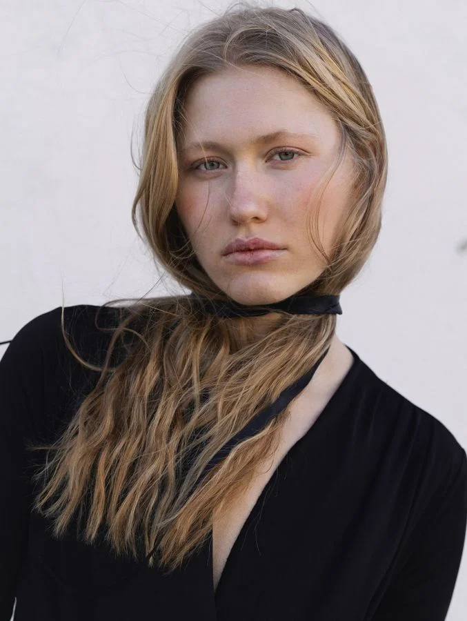 27-laura-leroy-main-book.webp